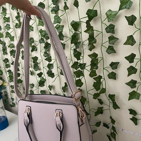 A beautiful bag with with a light purple - Picture 4 of 7